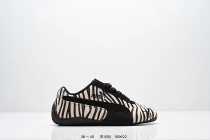 PUMA Speedca OG 彪马极速赛车系列 低帮德训风拼接复古百搭休闲运动赛车鞋 鞋款从80、90年代赛车手所穿的防火赛车鞋为原型,鞋身线条模仿了赛车的流线廓形,体现了空气动力学原理的结构.简约流畅的外观,恰好又和贯穿其中的Formstrip Logo融合恰到好处,视觉上细节丰富且协调.本次Speedcat OG鞋款归来,最大看点自然式保留了窄版鞋型以及薄底构造.这两年各品牌鞋底越做越厚,Speedcat反其道而行之,上脚几乎无鞋底的效果带来耳目一新的视觉体验.鞋面依旧是以质感透气柔软皮革材质打造,并且大面积近乎全包裹的使用,复古味道也愈发浓烈.配色上更是将最原始的黑色和红色带回,向F1赛车队的标志性队服致敬.相信让各位一眼种草的更多是出挑的大红色,上脚即可瞬间点亮整体造型,在以球鞋为核心的OOTD中脱颖而出.而另一款黑色则是低调的万金油,彰显新潮个性的同时又不喧宾夺主,也是热爱简约系穿搭朋友的首选. 货号:403356 含半码 编码:109622